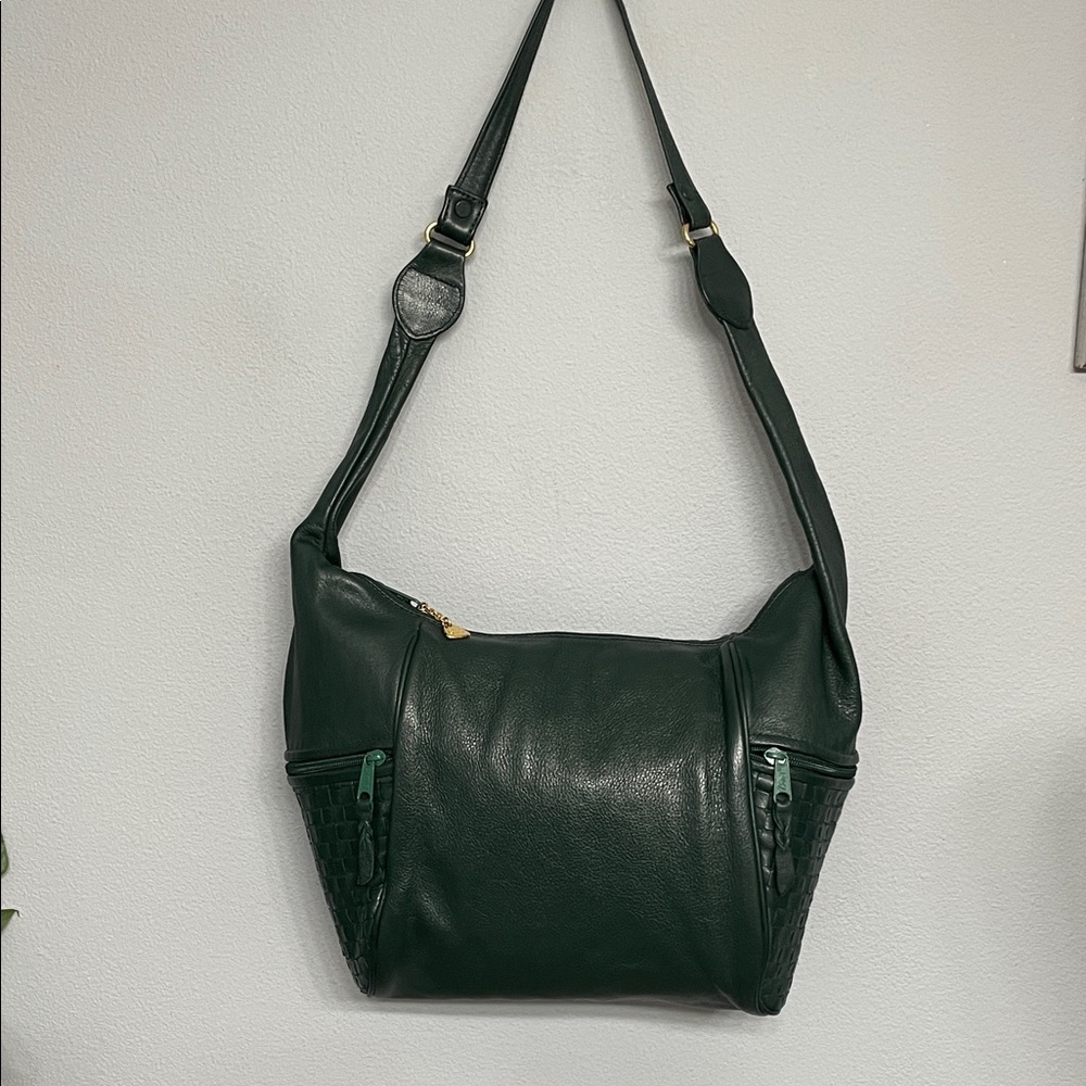 Vintage Brio! Elegant Green Leather Shoulder Bag with woven side pockets